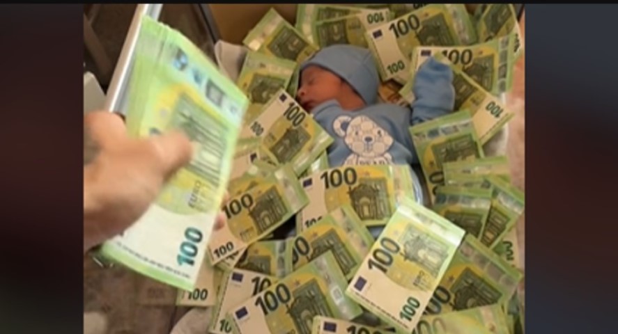 Video podigao mnogo prašine: Beba prekrivena novcem, jedva se vidi a komentari samo pljušte VIDEO