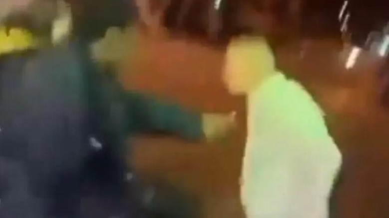 Užasne scene: Muškarac proboden nožem na ulici UZNEMIRUJUĆI VIDEO