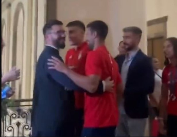 Urnebesna scena sa dočeka: Bogdan se “zakucao” u popa, pa izazvao opšti smijeh prisutnh VIDEO