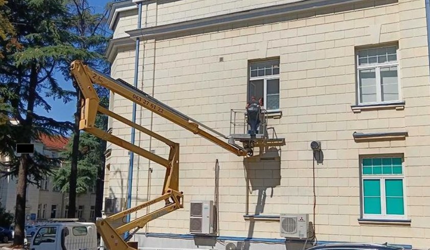 Novopečeni tata nije mogao da čeka: Dizalicom preko prozora posjetio suprugu i dijete