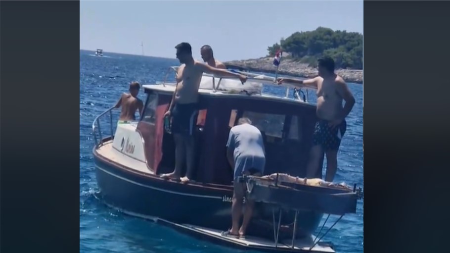 Baš znaju uživati: Krstarili Jadranom i pekli jagnje na brodu VIDEO