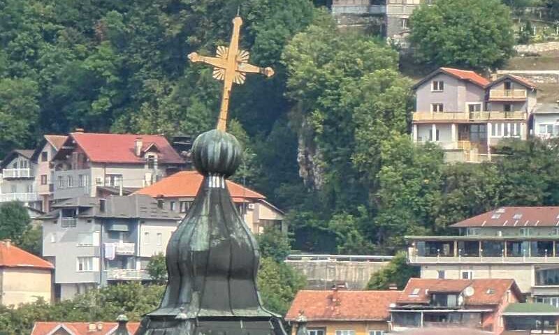 Saborna crkva u Sarajevu u problemu: Nakrivio se krst na vrhu