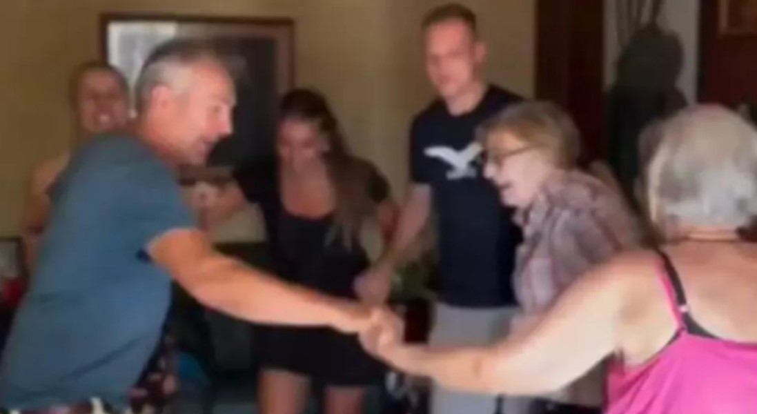 Urnebesne scene: Nakon pobjede Đokovića zaigrali kolo i postali hit na mrežama VIDEO