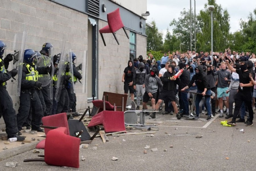 Haos na Ostrvu: Evo zbog čega demonstranti divljaju i razbijaju po Engleskoj FOTO