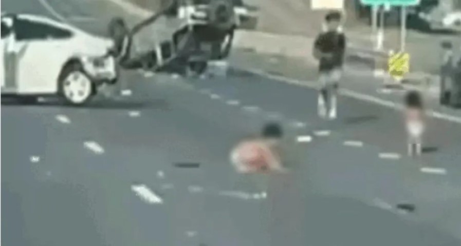 Jeziva scena: Mališani u pelenama ispali iz automobila VIDEO