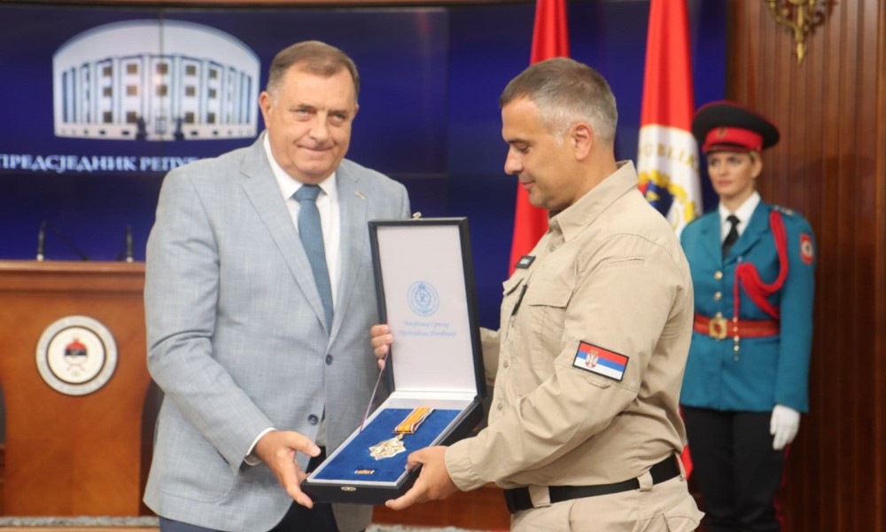 Dodik odlikovao pilota Srbije Ordenom časti: Hvala vam što ste se predano i odlučno borili FOTO