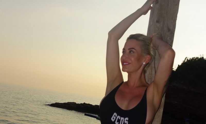 Voditeljka mami uzdahe: Dušica pokazala vitku liniju i bujne grudi FOTO