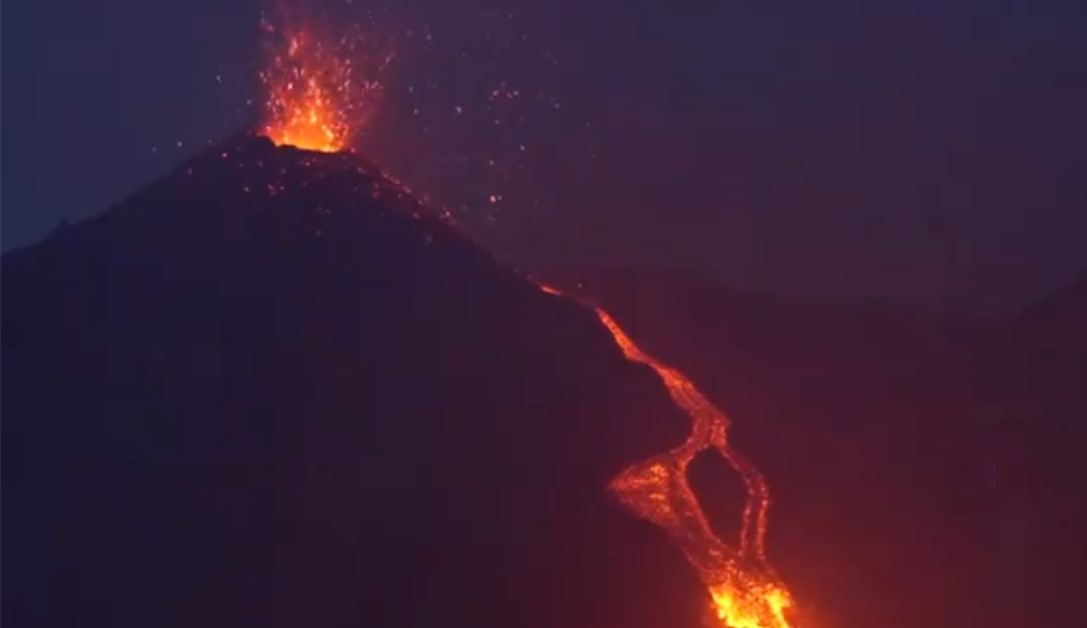 Sicilija se opet trese: Eruptirala Etna, oblak se širi prema gradu VIDEO