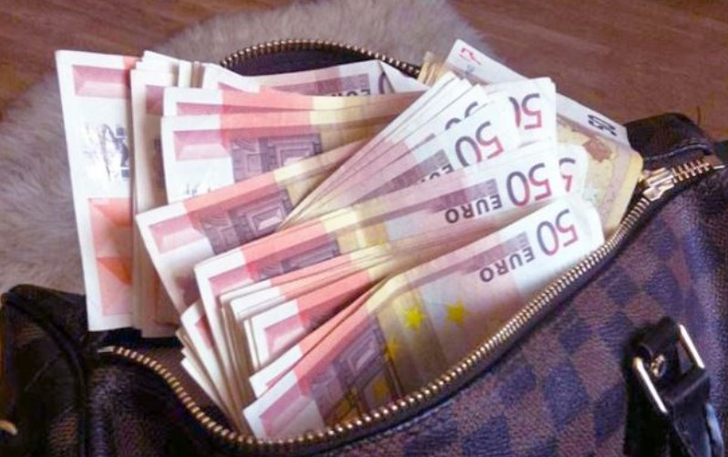 Policija potvrdila: Torbica sa novcem ukradena iz BMW-a