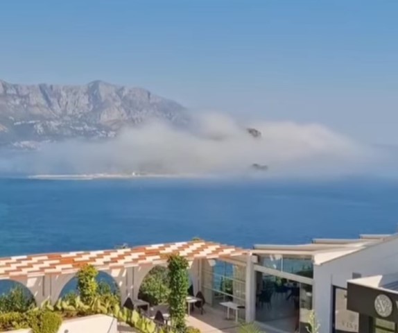 Turisti u Budvi ostali u šoku: Svi mislili da gori obala, ali u pitanju je neobičan fenomen VIDEO