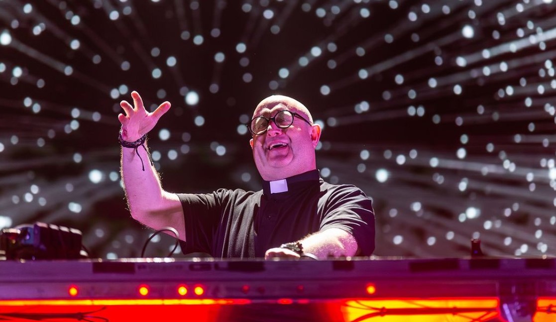 Želi da širi vjeru: Katolički sveštenik nastupa po svijetu kao di-džej VIDЕO