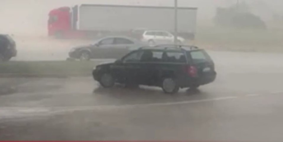 Stigla velika pomoć za vatrogasce: Ogroman pljusak pogodio Bileću VIDEO