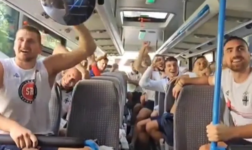 Žurka se nastavlja: Evo kako su košarkaši slavili u autobusu VIDEO