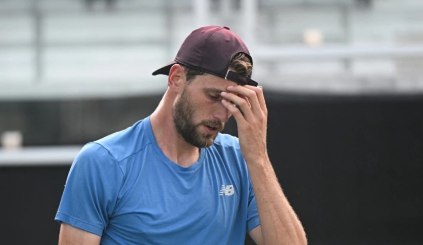 Publika ostala u šoku: Amerikanac zbog poraza napravio haos na terenu VIDEO