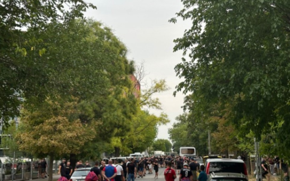 Sprema se spektakl: “Lešinari” okupirali ulice ispred stadiona Ferencvaroša VIDEO