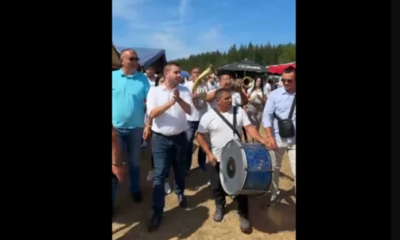 Trubači ga ispratili: Drinić zapjevao “Đurđevdan” na Kočićevom zboru VIDEO