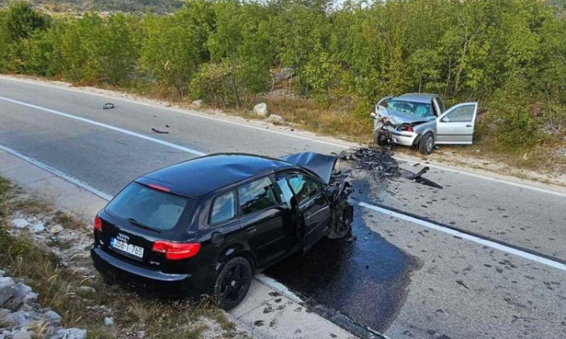 Teška saobraćajna nesreća kod Bileće: U sudaru “golfa” i “audija” stradao muškarac