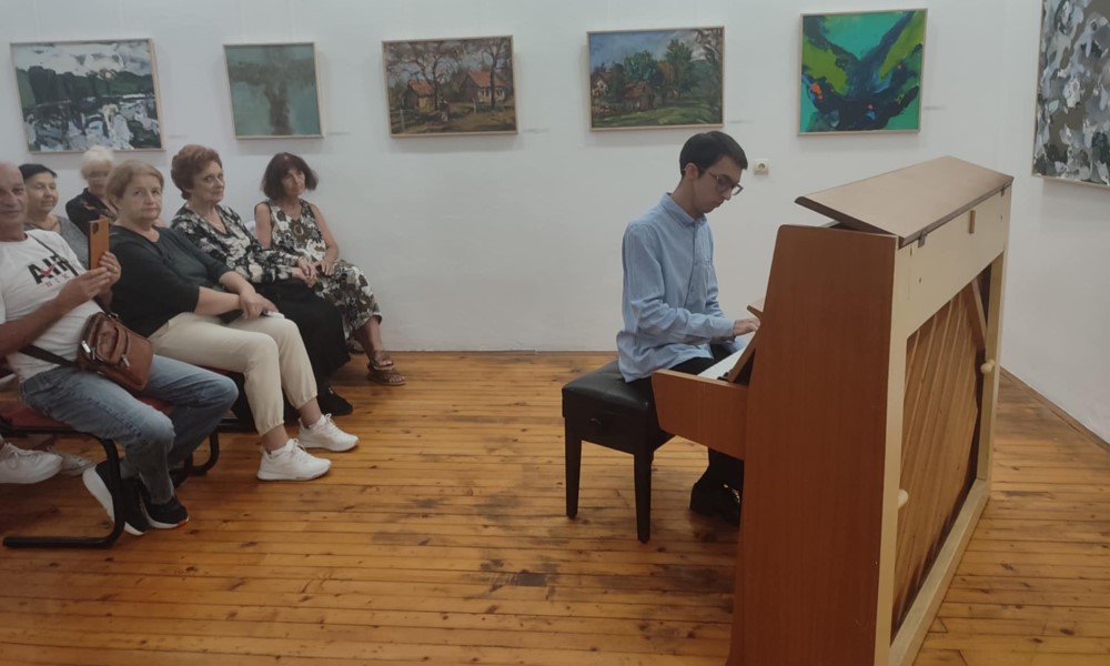 Publika uživala: Mladi pijanista održao prvi solistički koncert u rodnom gradu