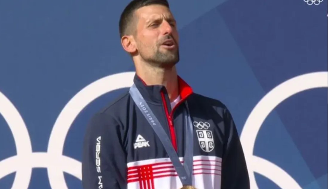 Zlatna medalja oko vrata: Novak iz sveg glasa pjevao “Bože pravde” VIDEO