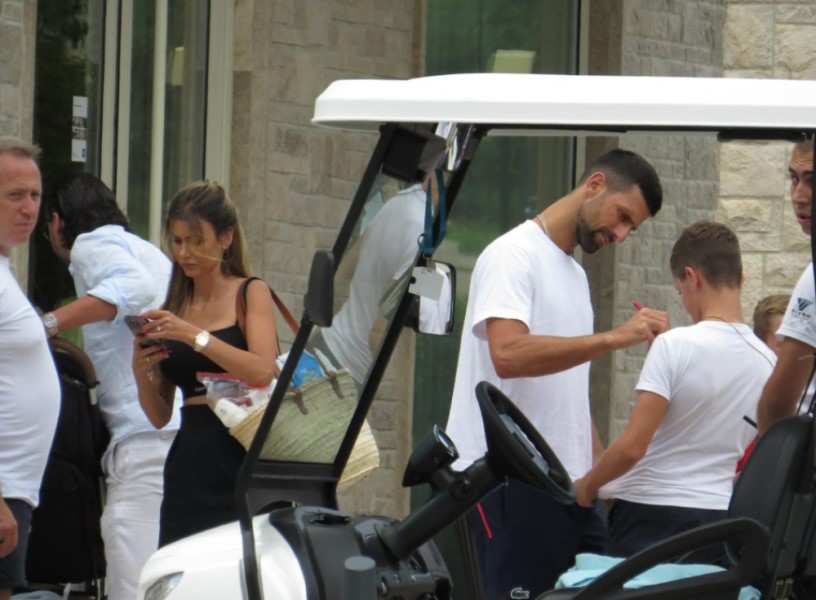 Svoj na svome: Novak Đoković u Crnoj Gori potpisuje autograme mnogobrojnim fanovima