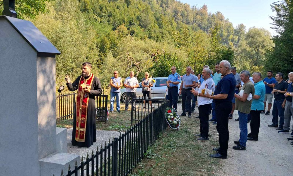 Položeni vijenci: Služen parastos za ubijene srpske borce u Vigošti
