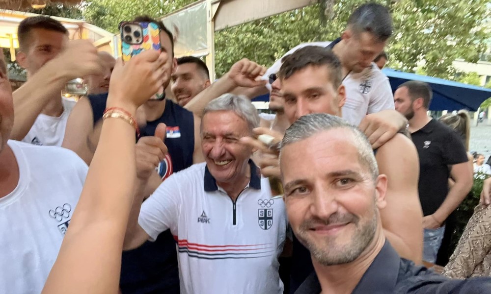On je pjevao na proslavi košarkaša: Evo kako je Srđan doživio druženje da “Orlovima” FOTO