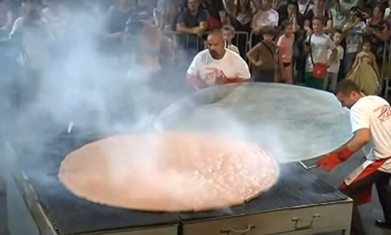 Oborili sve rekorde: U Leskovcu napravljena najveća pljeskavica na svijetu VIDEO