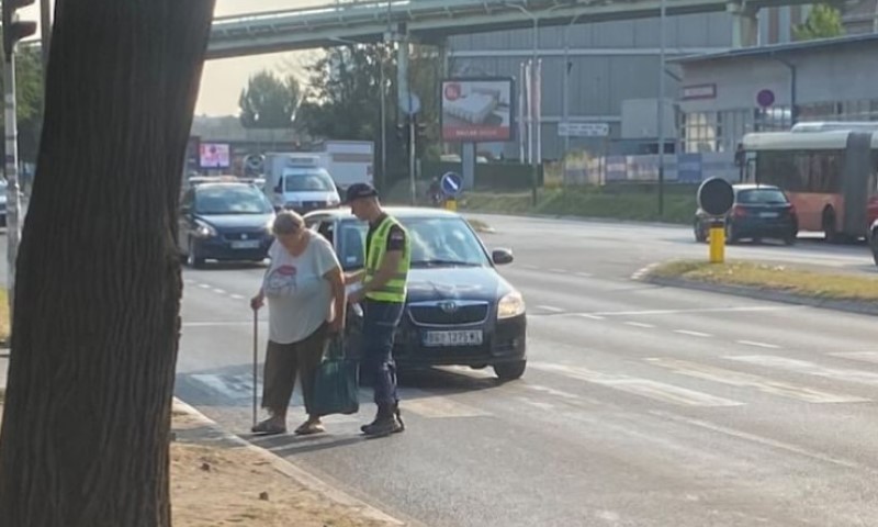 Scena koja je razniježila region: Policajac baki pomogao da pređe ulicu FOTO