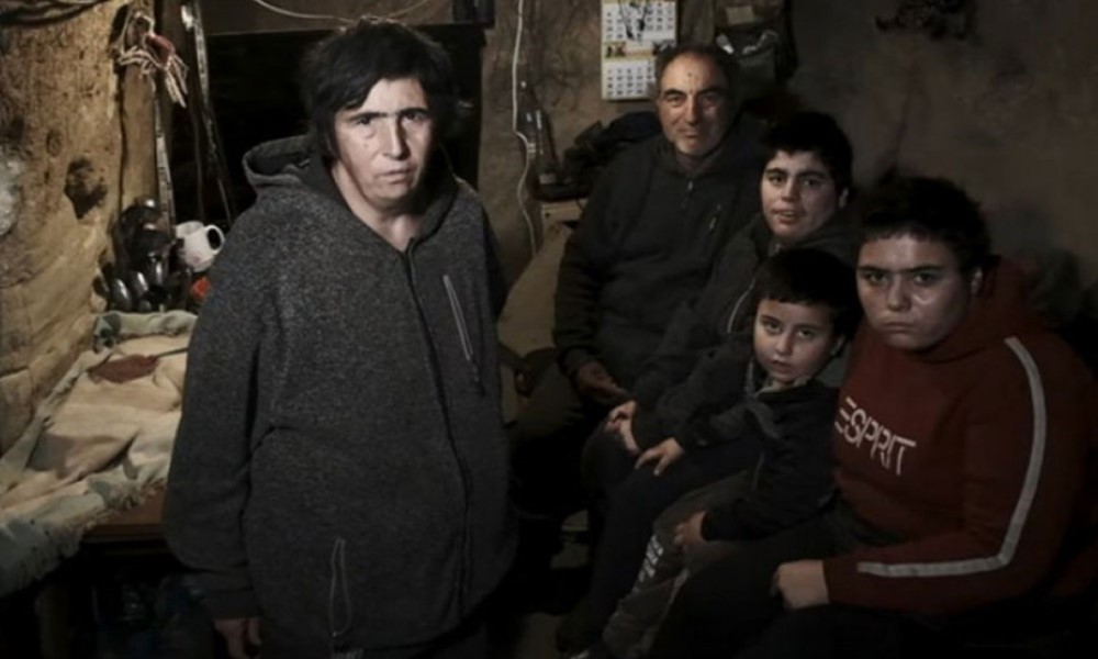 Spasila ih je pomoć dobrih ljudi: Porodica koja je živjela u pećini konačno dobila kuću