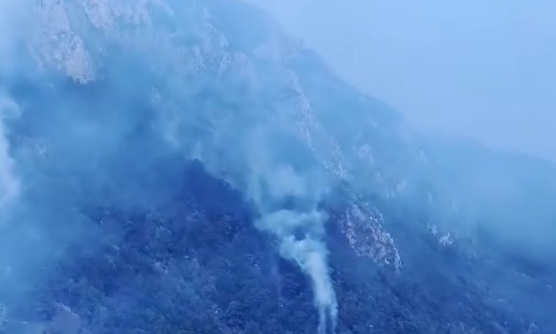 Čeka se dolazak helikoptera iz Srbije: Požar na Sutjesci se ne smiruje VIDEO