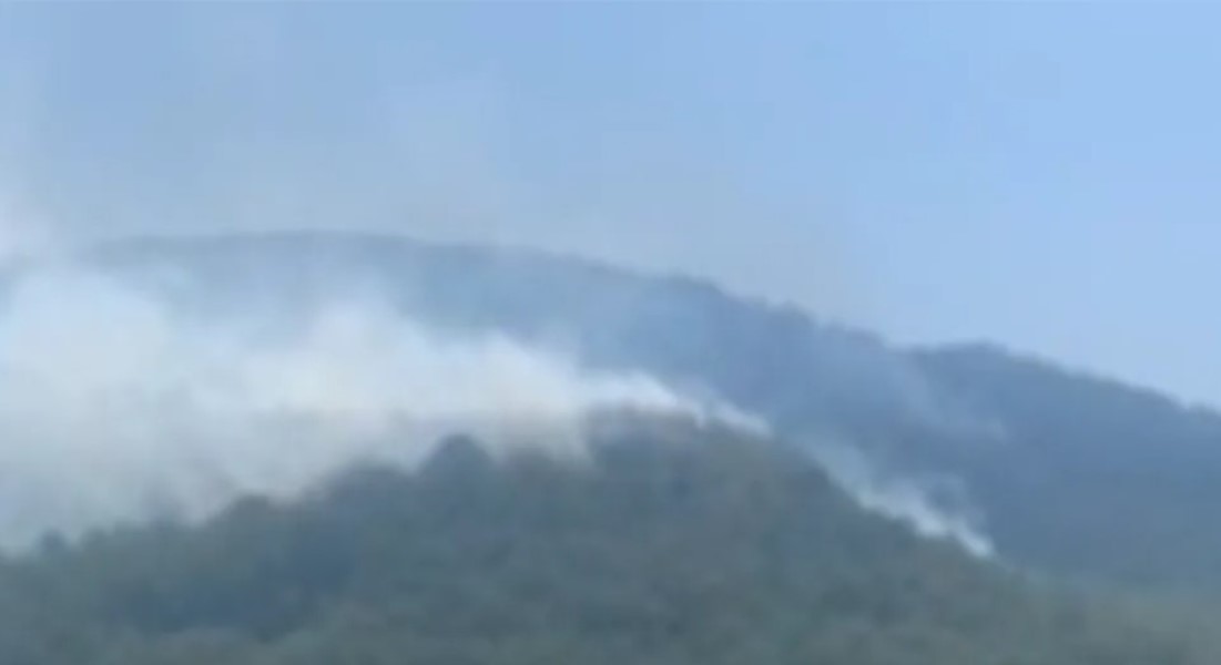 Vatra se približila na sto metara od crkve Svetog Stefana Dečanskog: Monasi i volonteri gase požar VIDEO