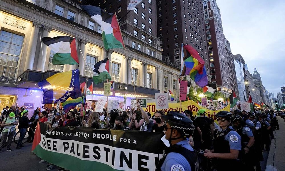 Propalestinski protesti u Čikagu pred konvenciju Demokrata: Na čelu zastava BiH