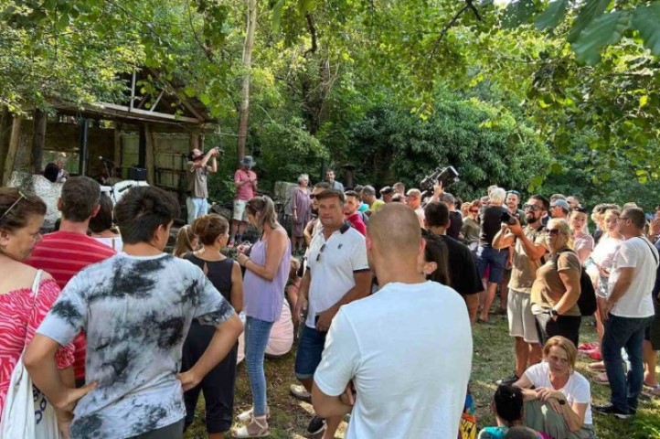 Nastavljaju se protesti kod rijeke Une: Okupljeni dobili podršku i od slavnog pjevača VIDEO