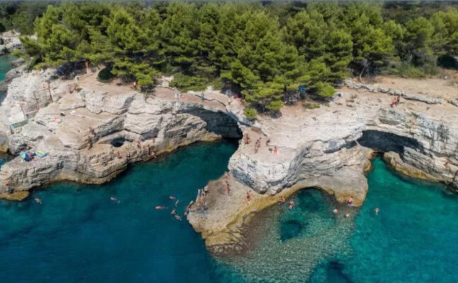 Mališan teško povrijeđen: Dječak pao sa stijene u more