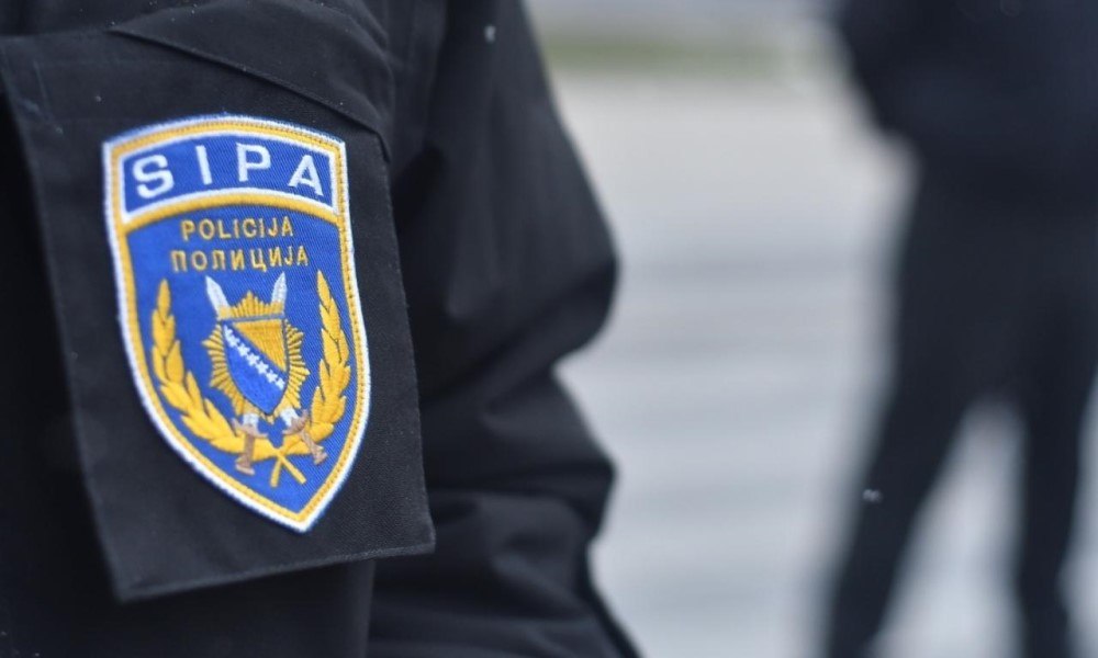 SIPA pretresala kuću u Ljubuškom: Štampali majice sa znakom HOS-a kao porodičan biznis