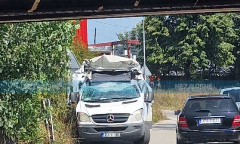 Loša procjena vozača: Kombijem udario u podvožnjak u Adi