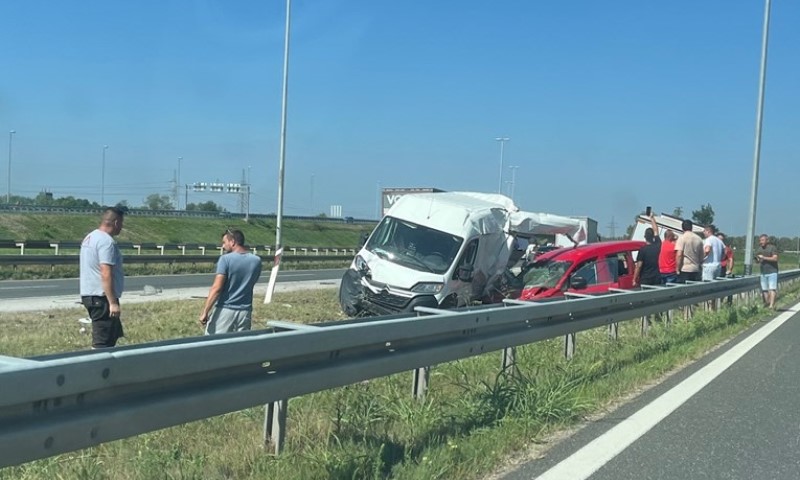 Teška nesreća na autoputu: Sudar kamiona, kombija i automobila