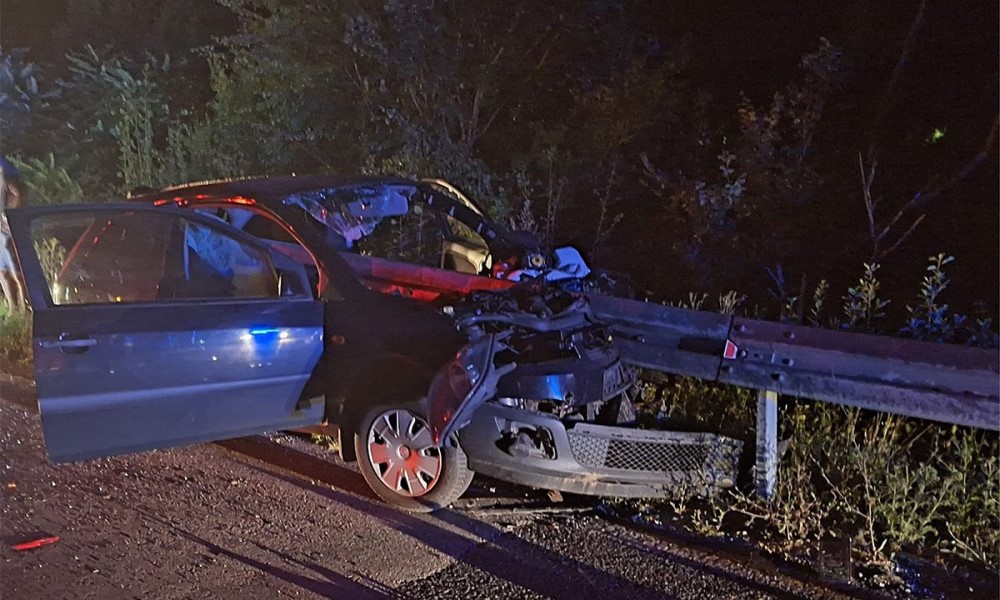 Stradala jedna osoba, automobil totalno uništen: Strašna saobraćajna nesreća u Ribniku FOTO