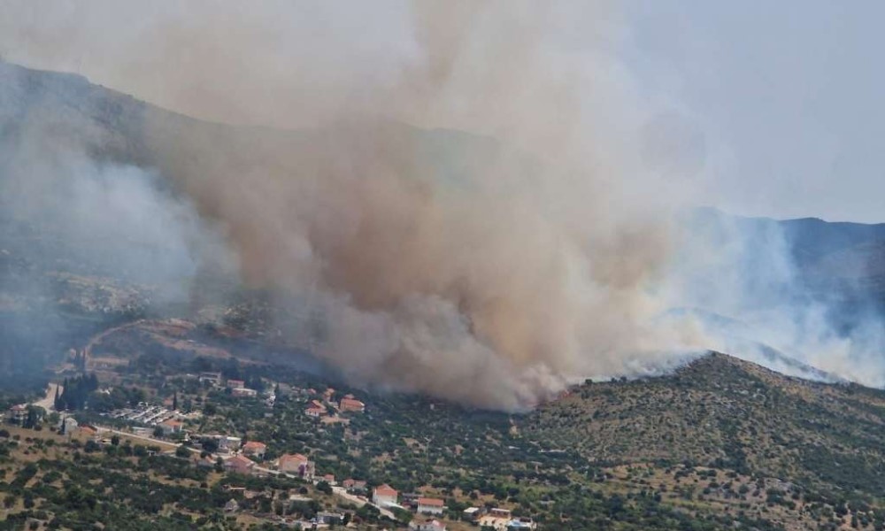 Kanaderi puno pomogli: Požar kod Šibenika stavljen pod kontrolu