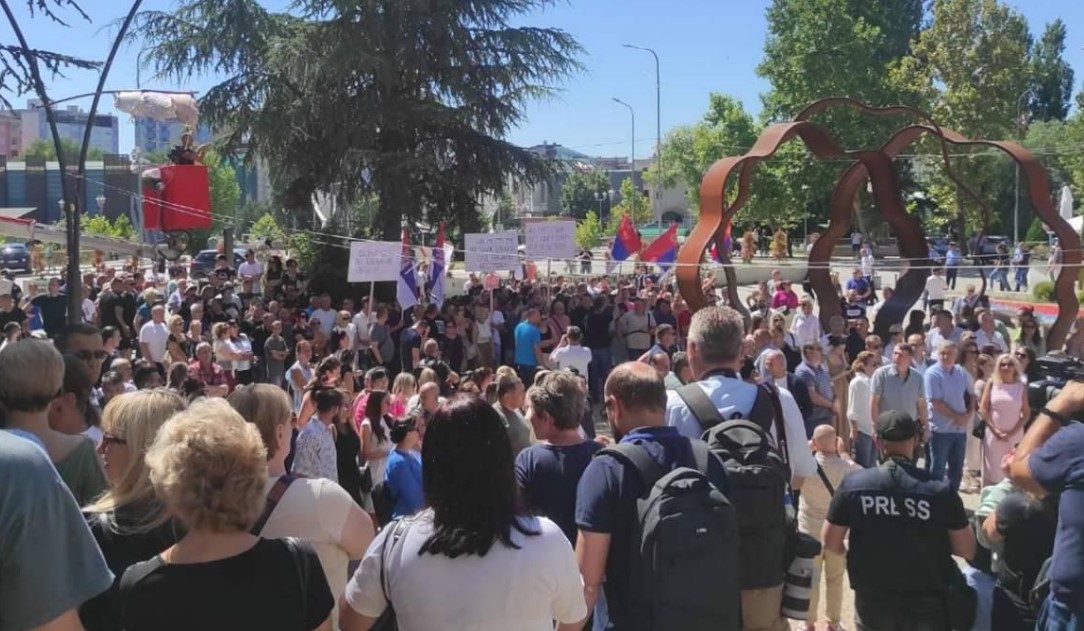 Srbi se okupili! U toku protest zbog najave Prištine o otvaranju mosta na Ibru VIDEO