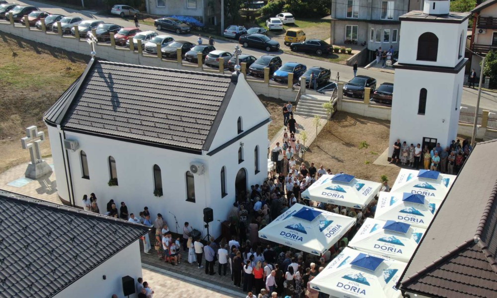 Dodiku uručena pohvalnica: Osveštan kompleks Stare crkve u Derventi FOTO