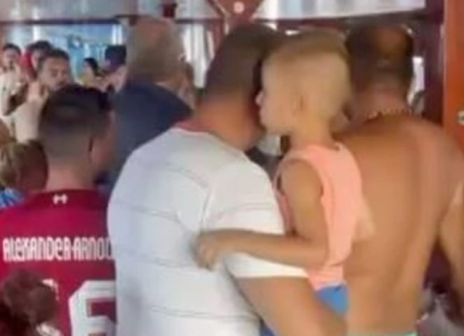 Opšta drama na Lefkadi: Brodovi se zamalo sudarili, turisti prestravljeni tražili da se vrate na kopno VIDEO