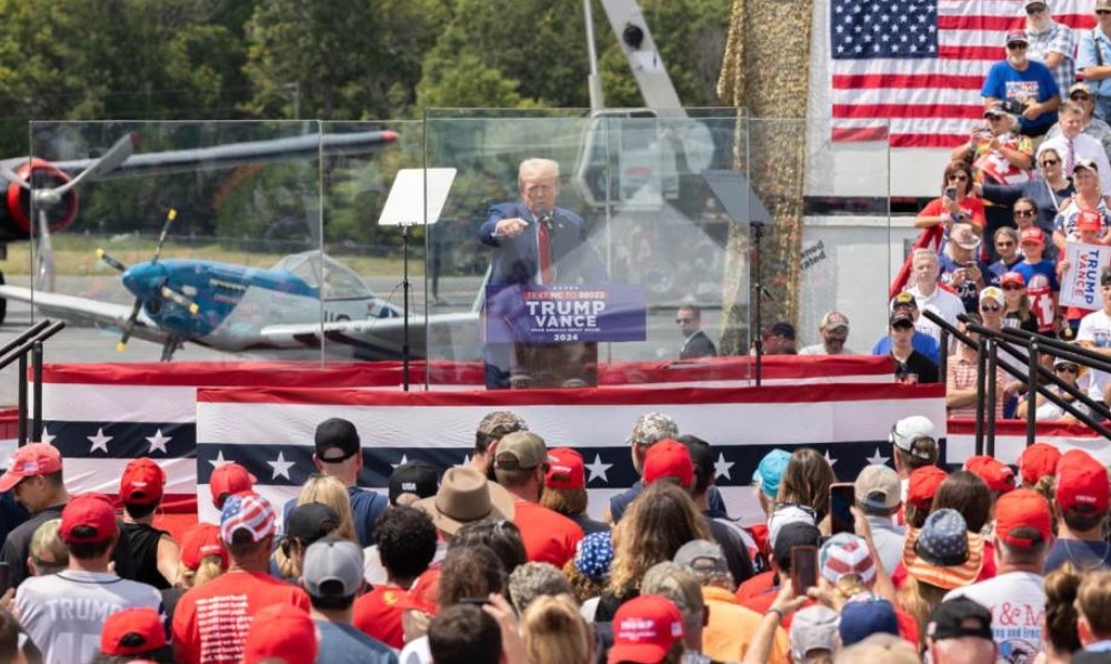 Štitilo ga neprobojno staklo: Tramp stao za govornicu prvi put od pokušaja atentata