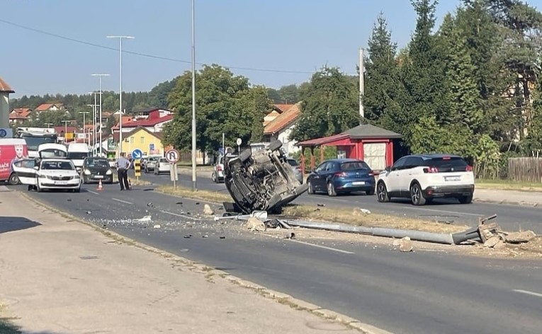 Saobraćaj se odvija u samo jednoj traci: U udesu u Tuzli povrijeđene tri osobe