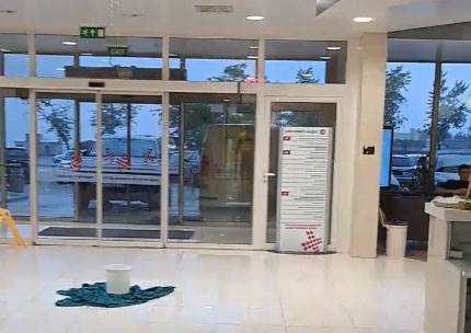 Voda juče prodrla u prostorije UKC-a Srpske: Pacijenti nisu bili ugroženi FOTO