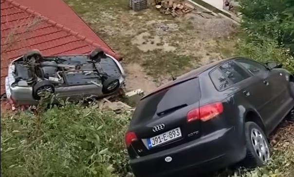 Jedan završio na krovu vikendice: Dva automobila sletjela u provaliju VIDEO