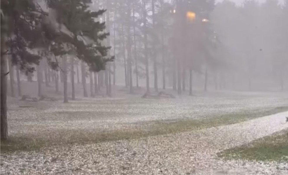 Padao led veličine klikera: Uništio vozila i zabijelio planinu VIDEO