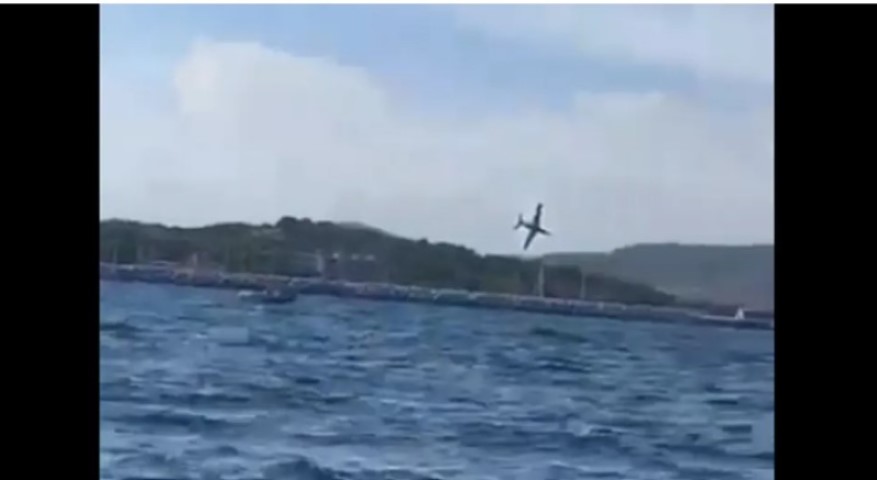 Prisutni se šokirali: U Francuskoj se avion srušio u more na stravičan način VIDEO
