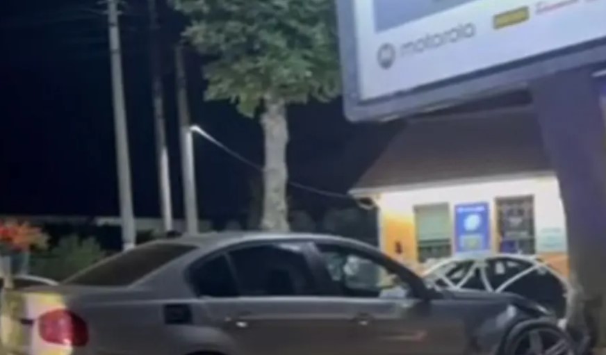 “BMW” sletio sa puta: Autom se zabio u bilbord