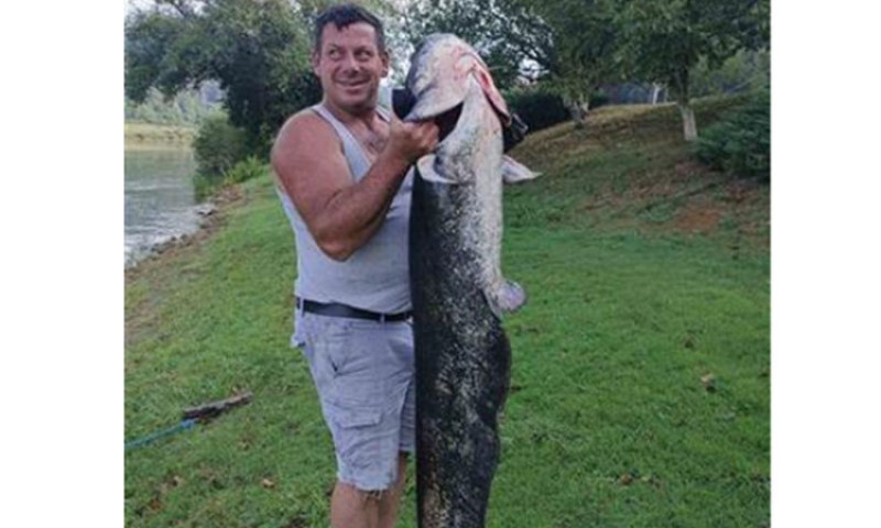 Borislav iz Kostajnice ulovio soma kapitalca u Uni: Pola sata se borio da ga izvuče